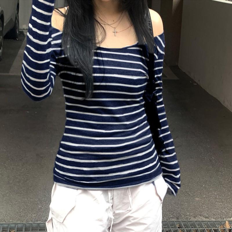 Europäische und amerikanische gestreifte leichte und dünne vielseitige Bluse mit großem Rundhalsausschnitt, kontrastfarben und figurbetont, kann ein schulterfreier Pullover sein, gestrickt