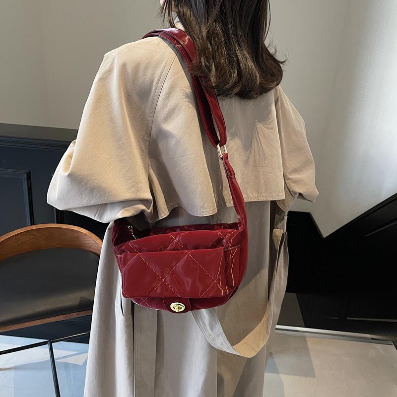 

Модная корейская сумка-седло 2025 осень-зима новая универсальная ins сумка-мессенджер женская нишевая сумка-пельмень на одно плечо 30*10*17