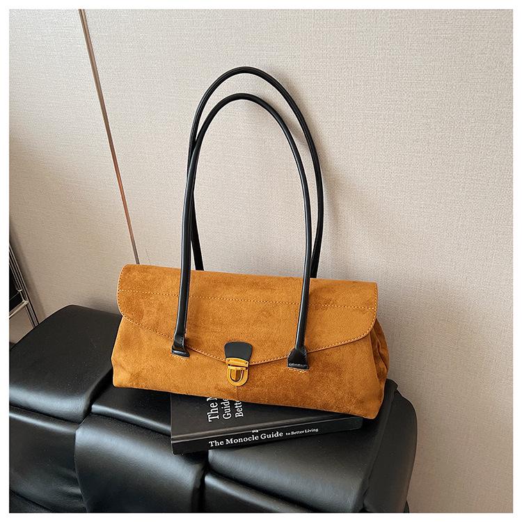 

2025 Осень/Зима Сумка женская ретро из матовой коровьей кожи большой вместимости с модным замком коричневый