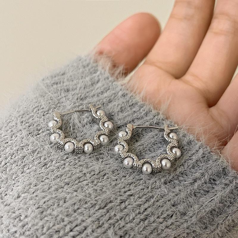 

Retro cold wind unique pearl earrings, temperament earrings high-end earrings geometric ear buckle earrings