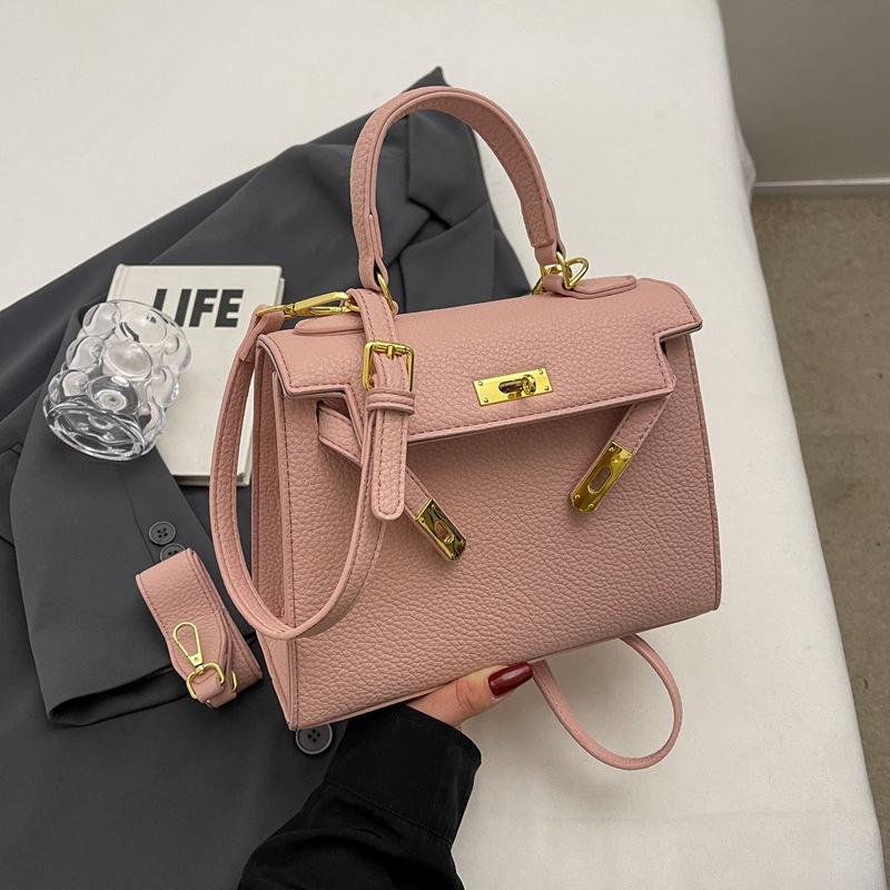 

New high-end solid color lock, portable single shoulder oblique span trendy women s bag рожевий