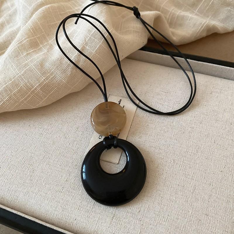New Chinese leather pendant, fringed necklace, female ethnic style, niche retro sweater chain, fashion and high-end item jewelry.