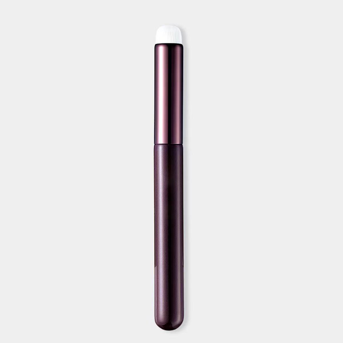 

Multifunctional Round Head Lip Brush for Matte Blending and Concealer Detailing - Portable and Stylish Makeup Tool.