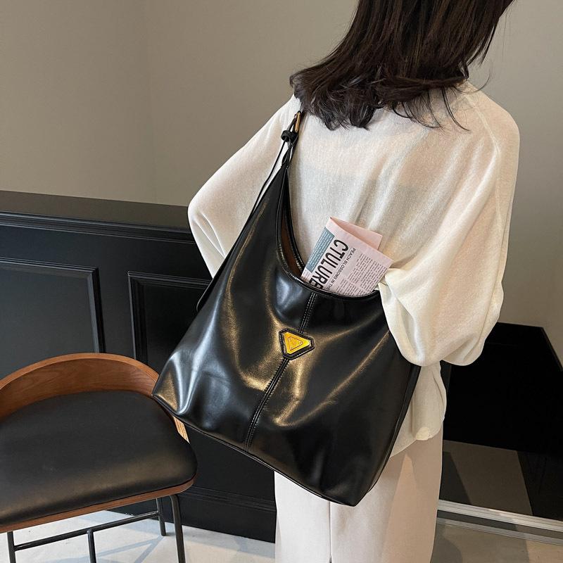 Casual autumn and winter retro large-capacity bag women's 2025 new casual relaxation shoulder messenger bag tote bag