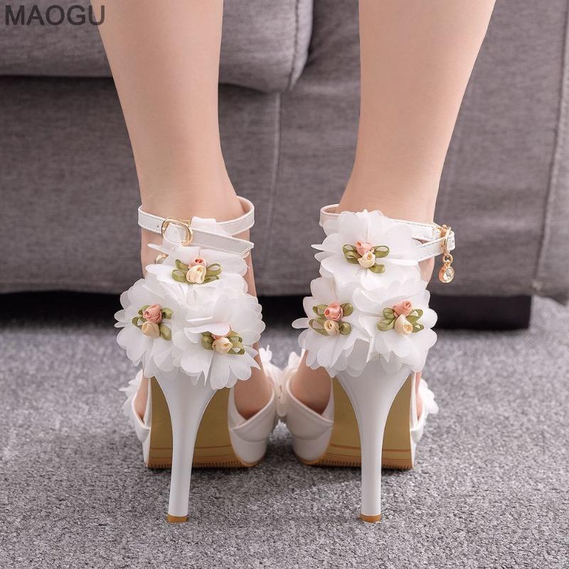 Sapatos de Noiva Brancos Femininos Peep Toe com Tiras no Tornozelo Decorações Florais Salto Alto para Senhoras Sandálias Elegantes da Moda Tamanho 34-42