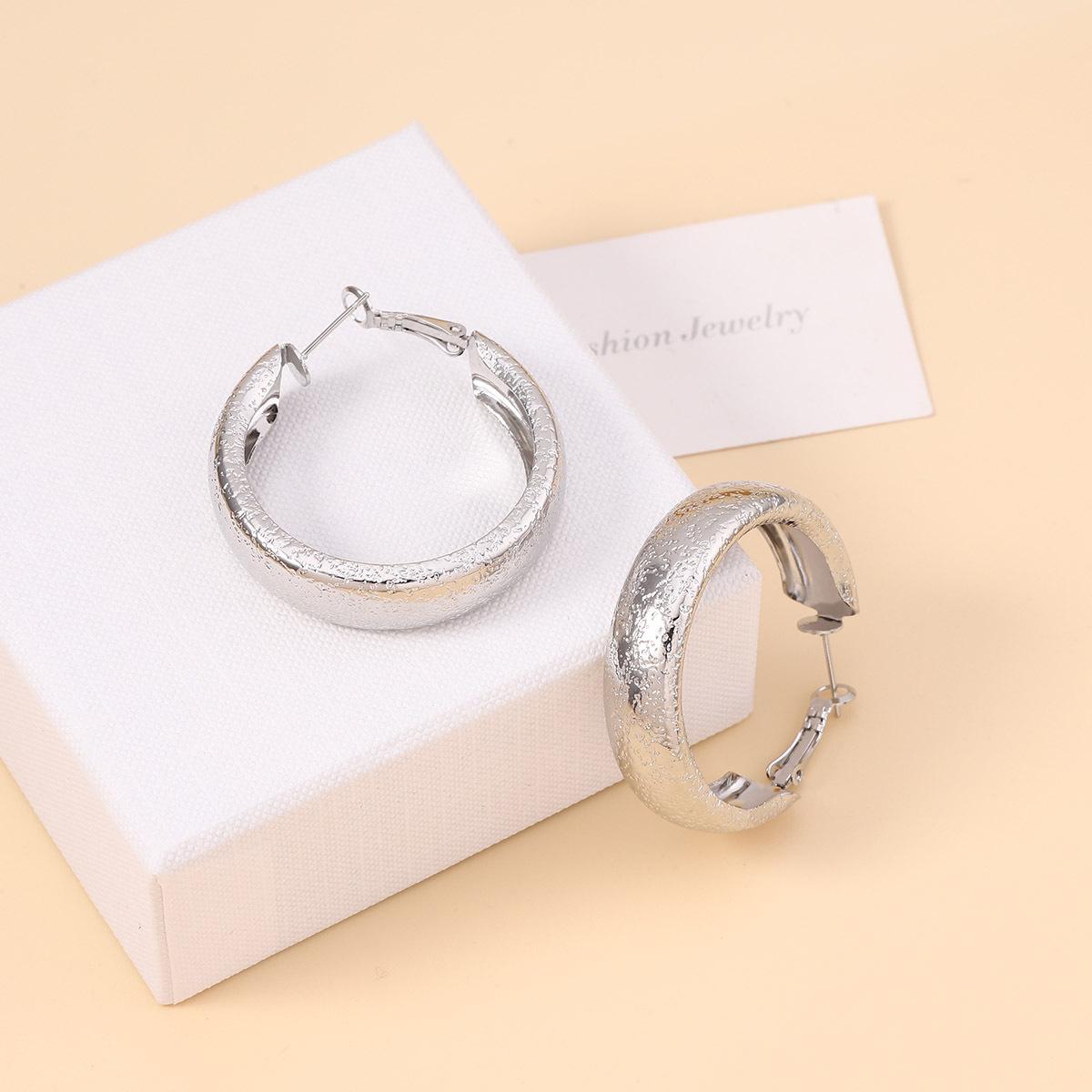 

European and American retro earrings with a high-end feel, irregular texture, circular ear buckles, exaggerated fashion, and simple commuting earrings