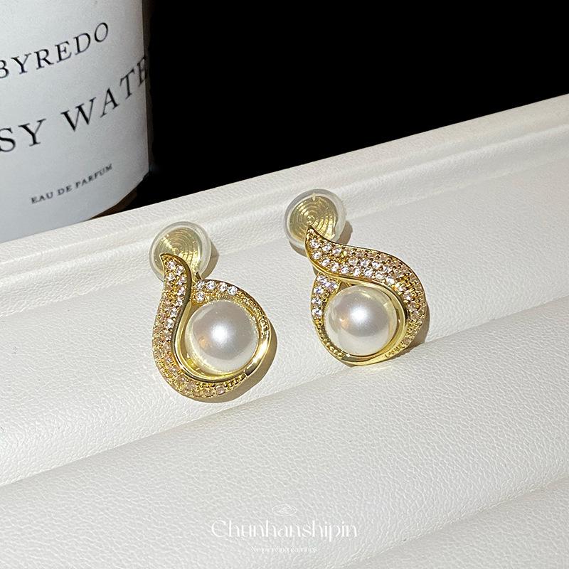 French pearl water drop ear clips without holes, high-grade copper plated zircon stud earrings, retro light luxury earrings, women without ear holes