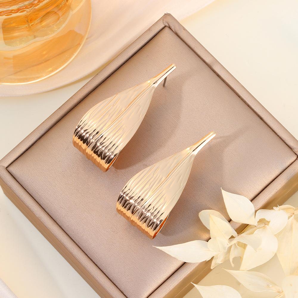 Individual Cold Wind Niche Earrings Metal Texture Curled Leaf Earrings Premium Light Luxury Earrings Earrings Earrings