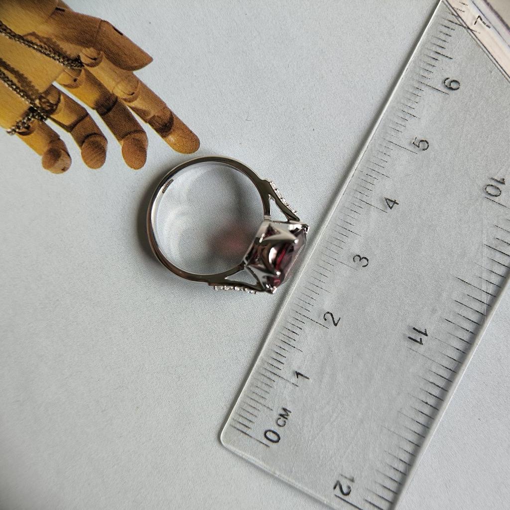 Серебряное кольцо с искусственным гранатом nano 2.714ct, фианитами, вес изделия 3,74 гр (60002152)