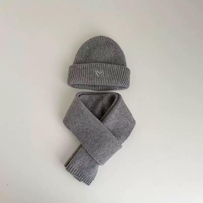 Kinderhut- und Schalset mit Herzstickerei – Koreanischer Stil, Unisex, Warm & Vielseitig für Herbst/Winter