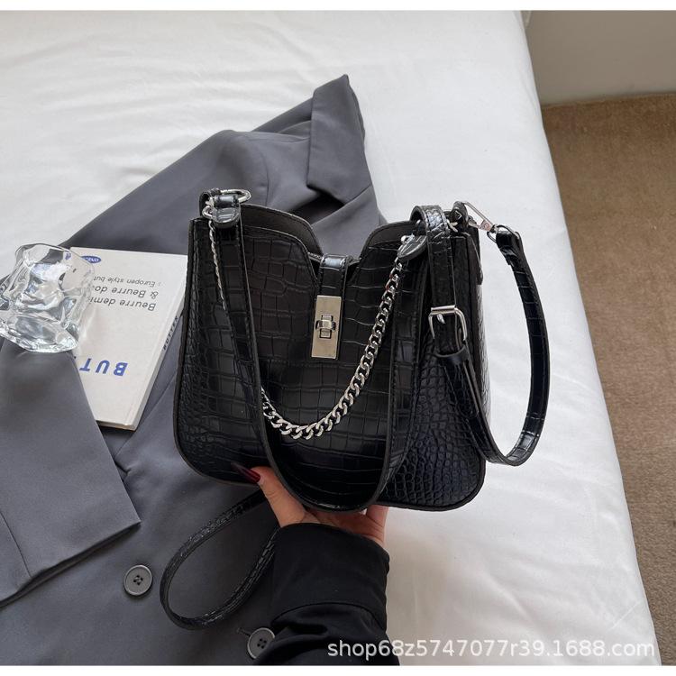 Niche lock chain tote bag women's 2025 new simple commuter underarm bag crossbody handbag women's shoulder bag