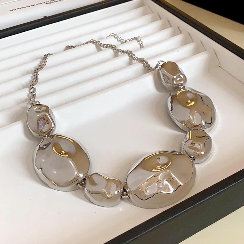 Oval Irregular Geometric Necklace - Unique Metal Clavicle Chain, Fashionable and Elegant Design