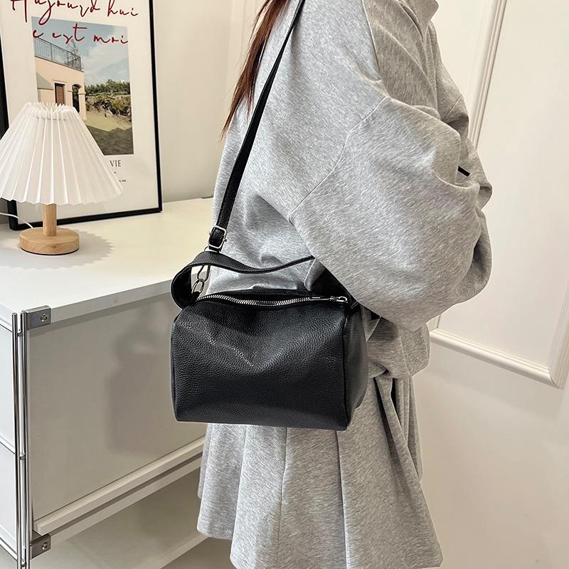 New Niche Design Casual and Lightweight Portable Tofu Bag Beautiful Solid Color Practical Versatile Shoulder Messenger Bag