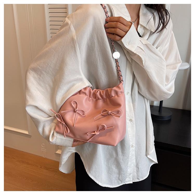 Französische Nischen-Plissee-Design Tragbare kleine Tasche Sommer Einfache Eimertasche Mode Umhängetasche