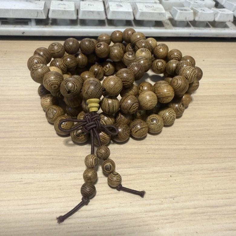 Buddhistisches Gebetsperlenarmband: 108 Hühnerflügelholz Sandelholzperlen
