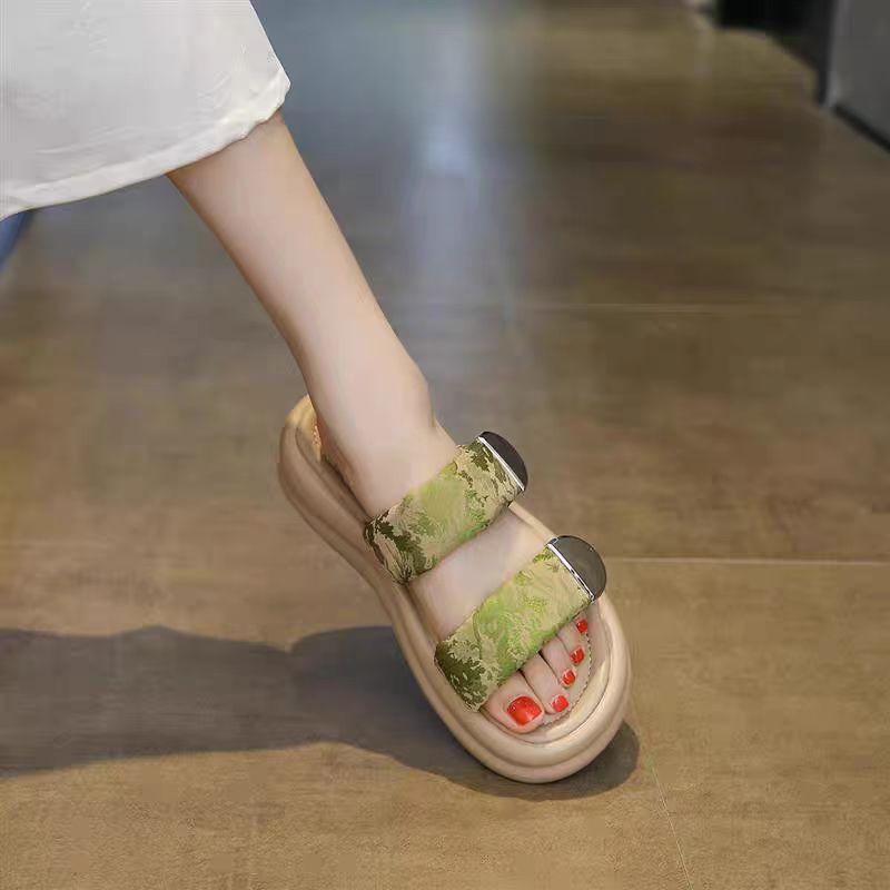 Thick-soled Fashion Slippers Women's Summer Outer Wear 2025 New High-end French Beach Shoes Trend with Skirt Cool Slippers