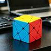 Puzzle-uri și jocuri de logică – Cubul Rubik