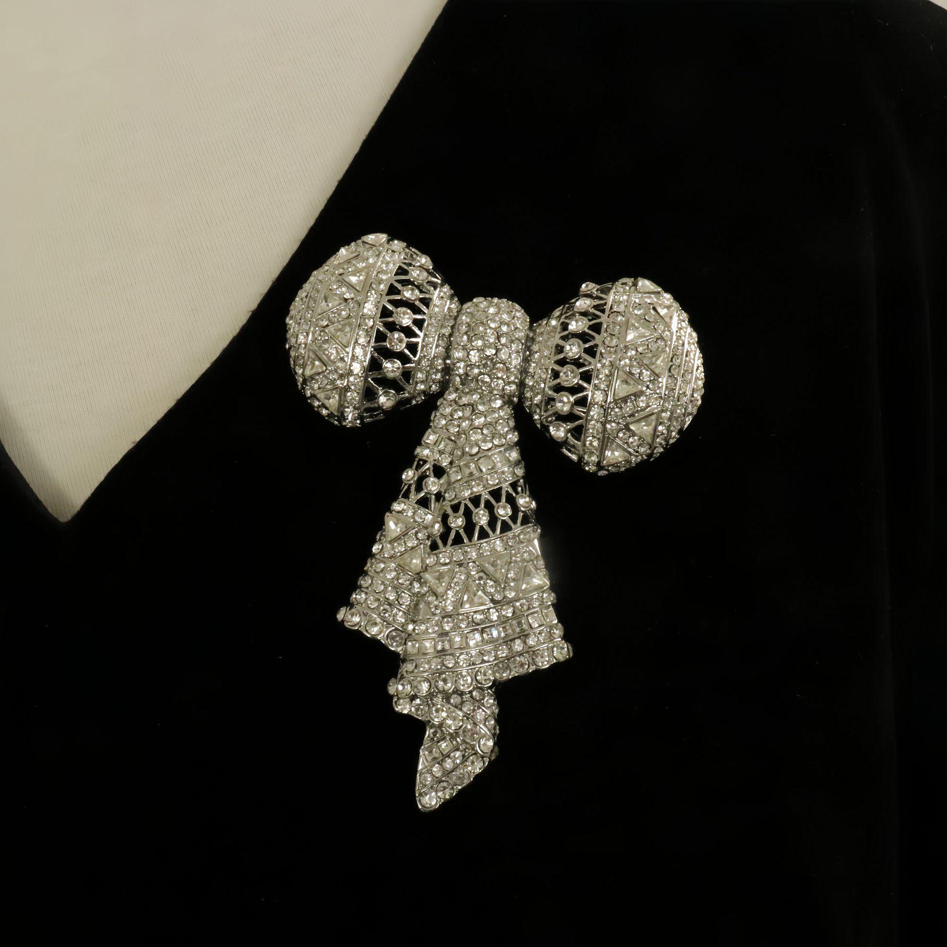 Elegant Diamond-Paved Bow Brooch: European and American Style