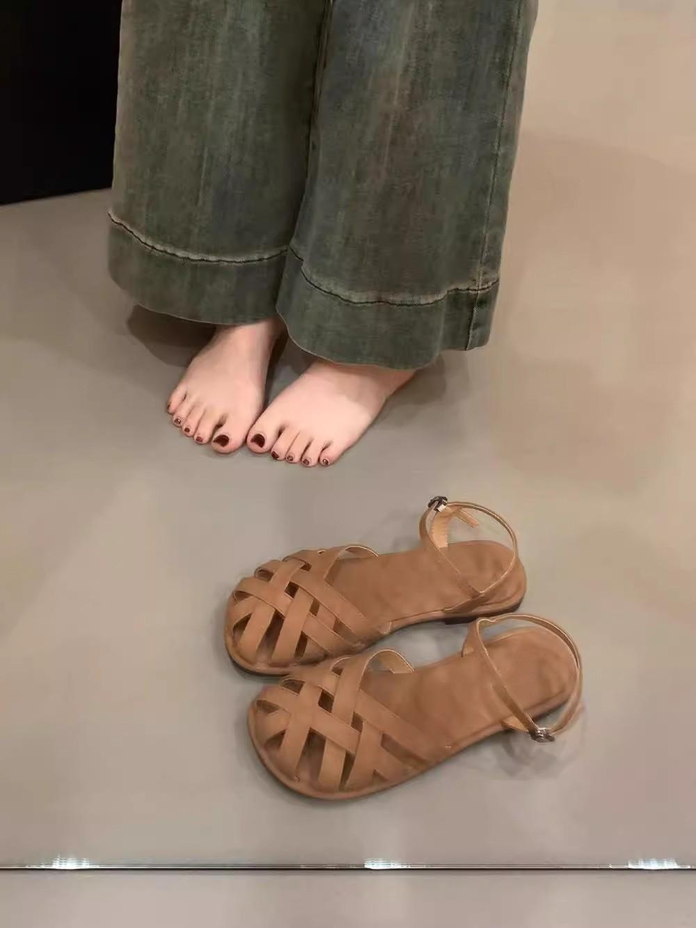 

Baotou French retro temperament sandals women summer wear gentle brown fairy flat travel vacation Roman shoes 40