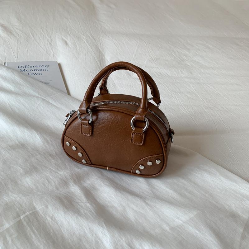 Korean version of simple retro foreign style portable bowling bag women's 2025 new niche design commuter shoulder messenger bag