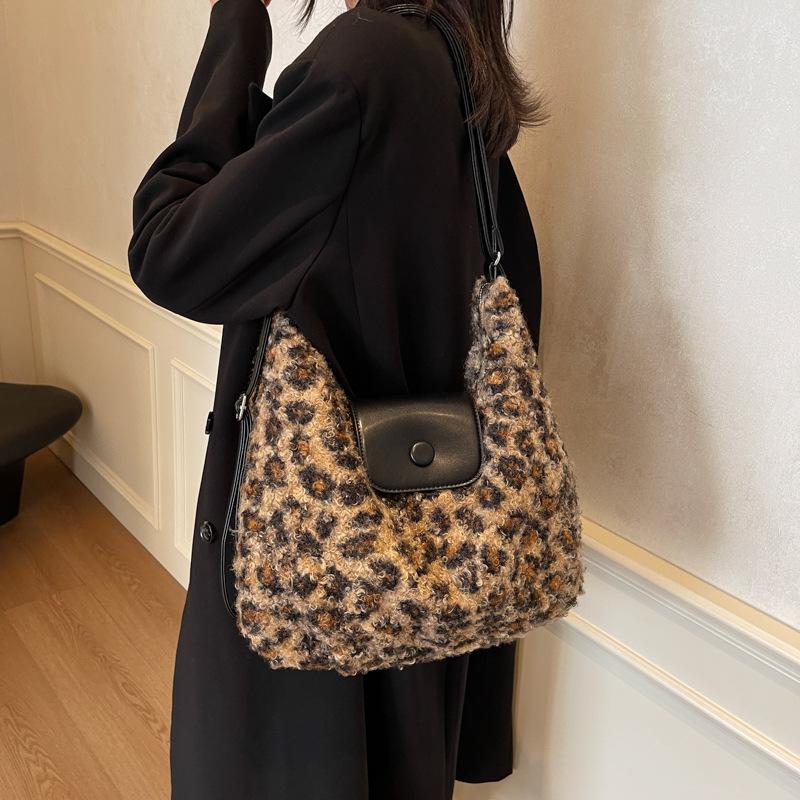 

Underarm bag women s bag 2025 new trendy chain small square bag niche design bag versatile shoulder bag 36*15*33