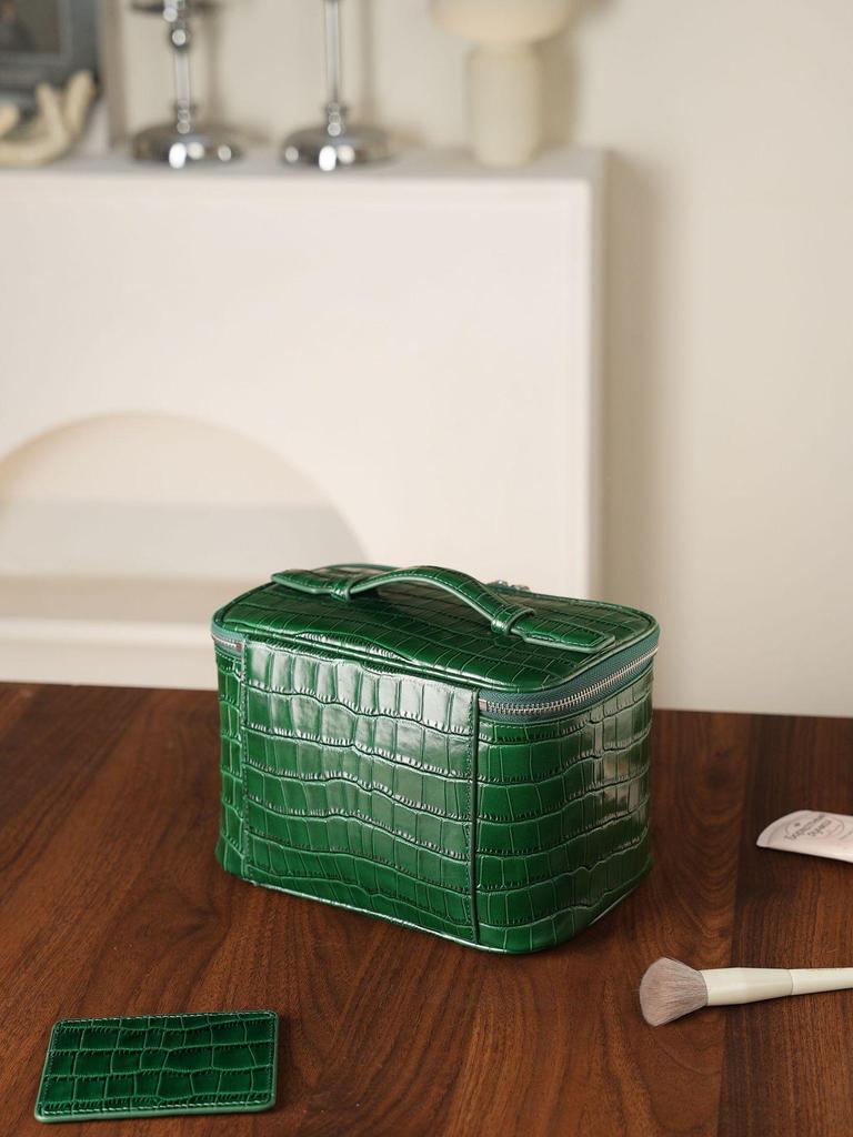 Crocodile Pattern Cowhide Makeup & Toiletry Bag: Portable, High-Capacity, Travel-Ready.