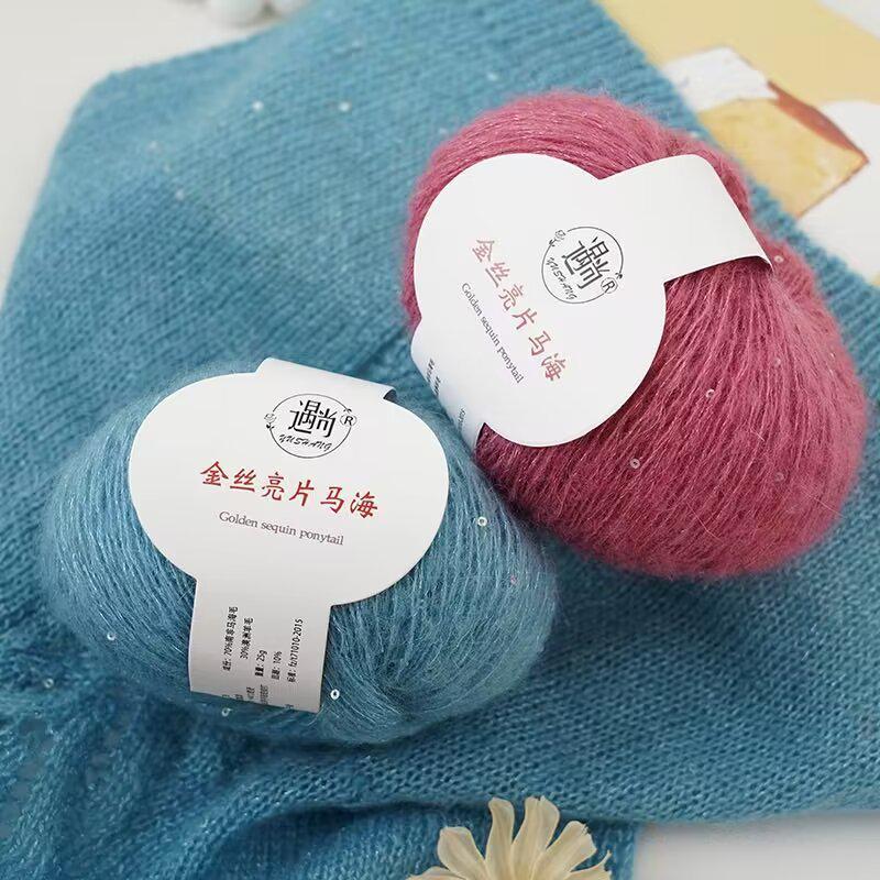 Goldfarbiges Pailletten-Mohair-Garn zum Selbermachen: Perfekt für das Handstricken von Schals, Stolen und Pullovern. Feine Flauschtextur.