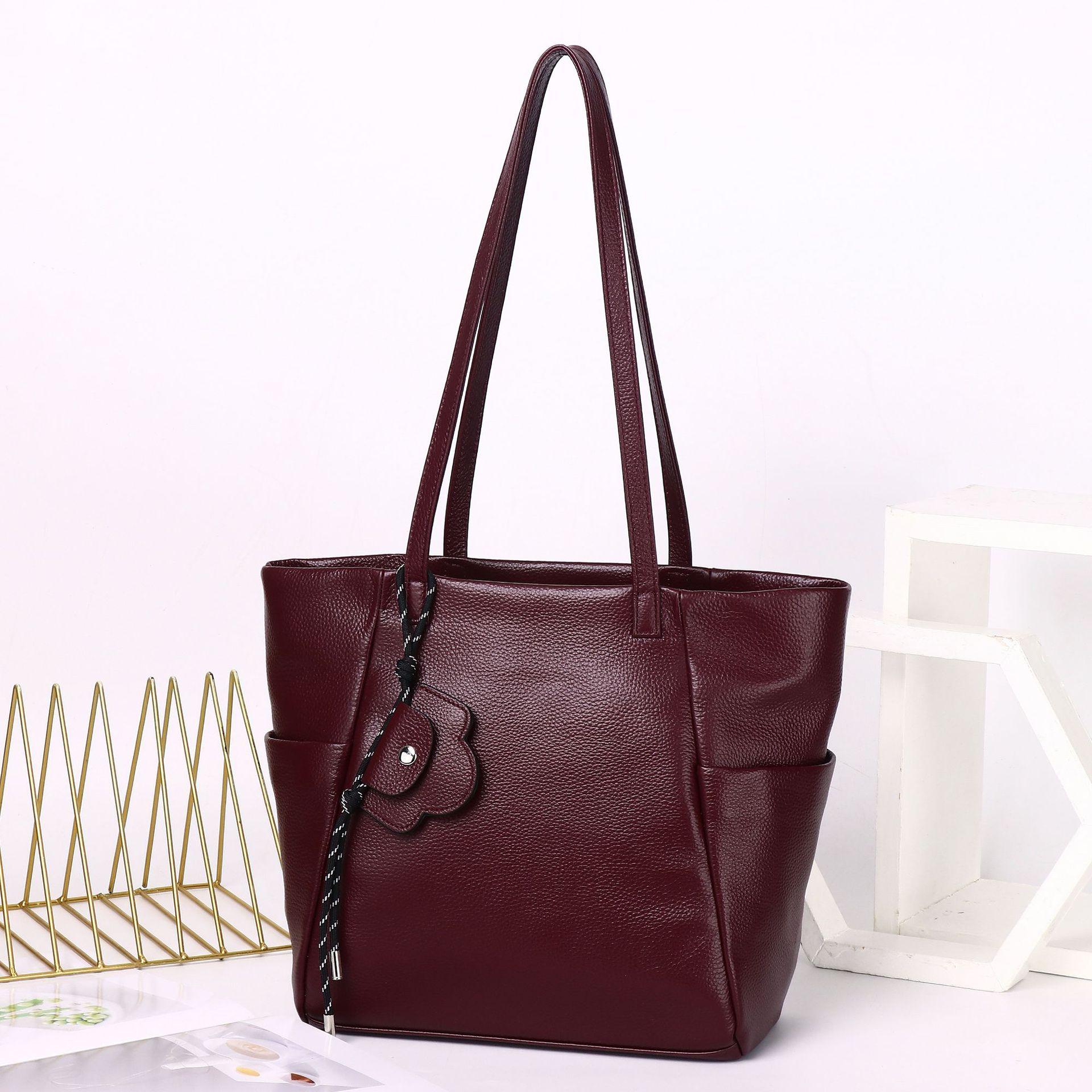 

First Layer Cowhide Women S Bag Shopping Bag Shoulder Portable Versatile Shopping Fashion Large Capacity Leather Soft Big Bag вино красного