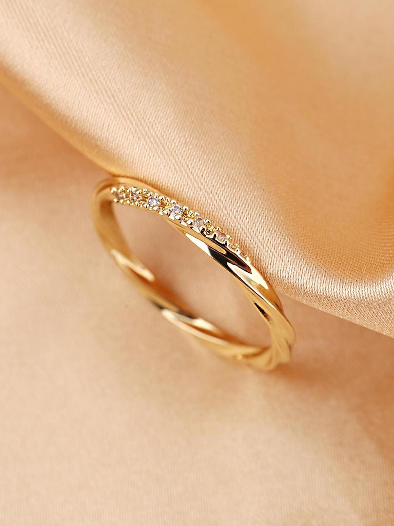 Luxury Diamond-Set Twisted Ring: Elegant, Fashionable Couple's Jewelry Gift