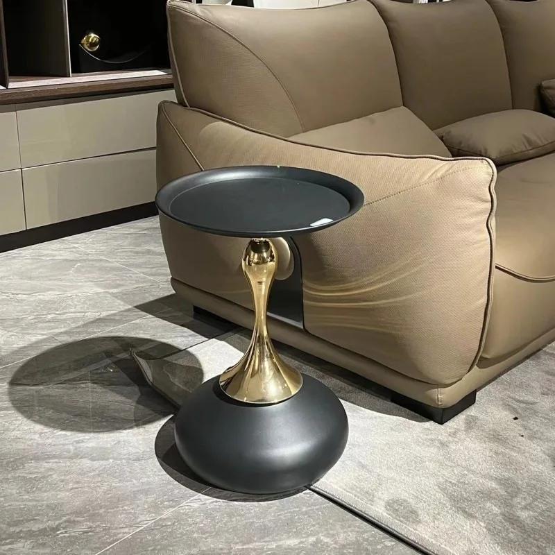 Einzigartiger kleiner Couchtisch für die Sofaecke, runder Couchtisch aus Metall, wärmeisolierter schwarzer Beistelltisch, Basse-Wohnmöbel