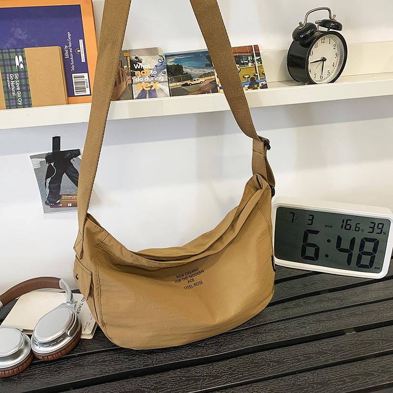 Crossbody bag for men's travel, lightweight leisure dumpling bag, simple and versatile waterproof outdoor commuting shoulder bag
