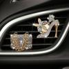 2 buc/set Accesorii auto, Un clip odorizant auto auriu strălucitor, Portofel de fată, Un difuzor de parfum auto cu toc înalt, Decorațiuni auto.