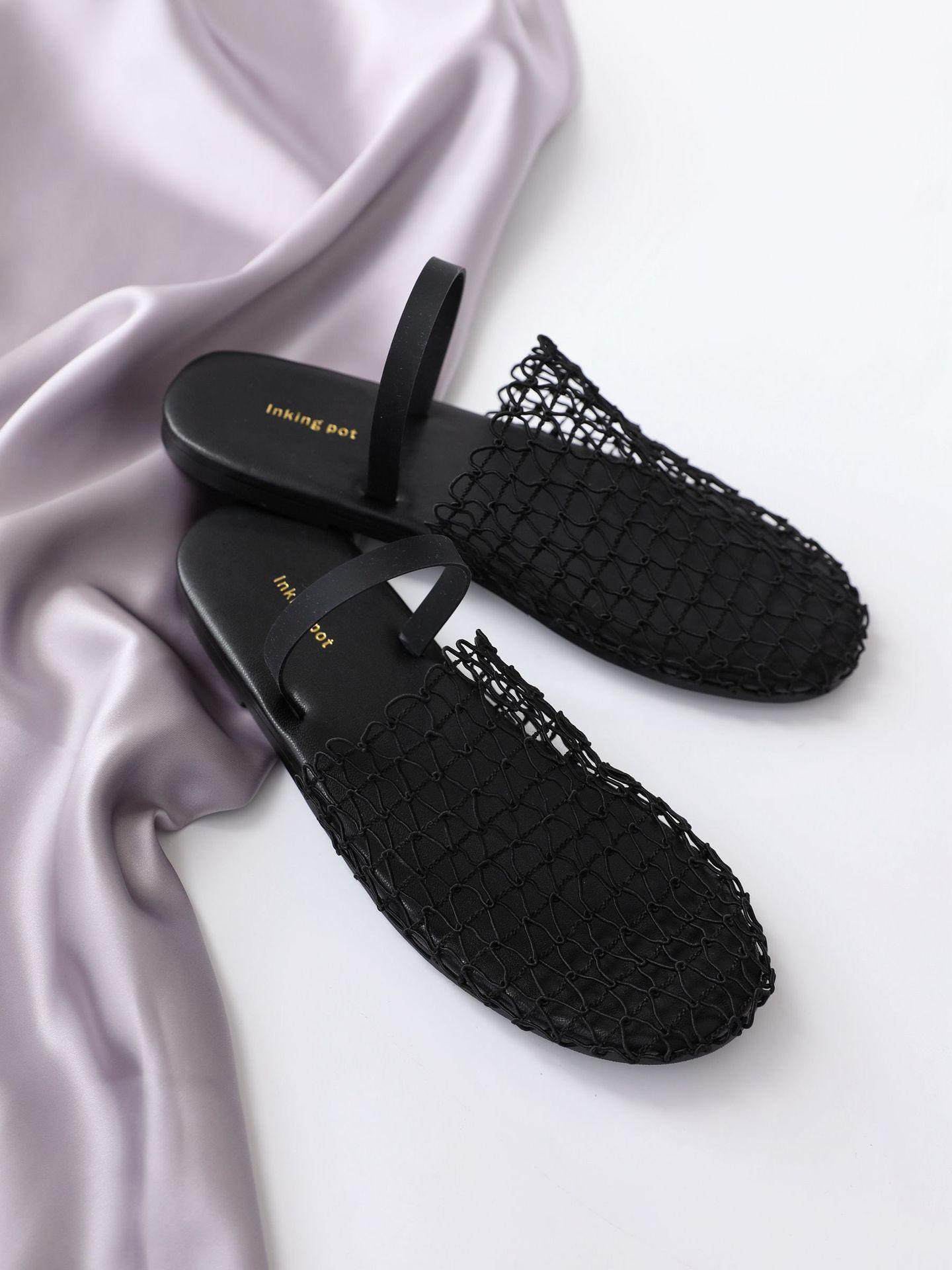 

Нишевые плетеные сандалии-шлепанцы из полых сетчатых нитей, женские, новая модная плоская подошва, с юбкой, дышащие сандалии с закрытым носком 35 чёрный