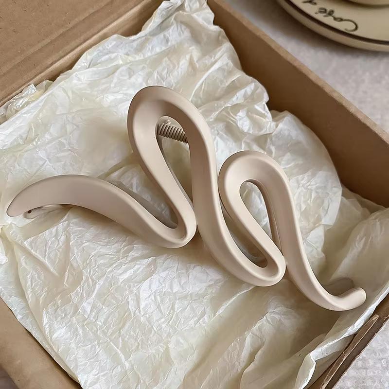 Large Shark Clip High-End Light Luxury Autumn And Winter Wave Grip Clip, Frosted Back Hair Clip Hair Accessory For Women