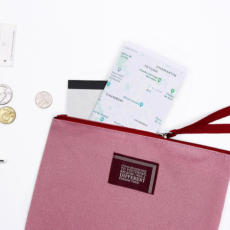 Kosmetyczka z motywem literatury światowej