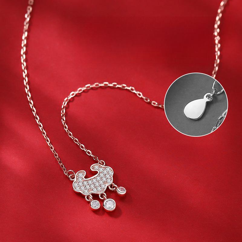 Safety lock necklace Female tide collarbone chain Light luxury niche high-end design sense does not fade