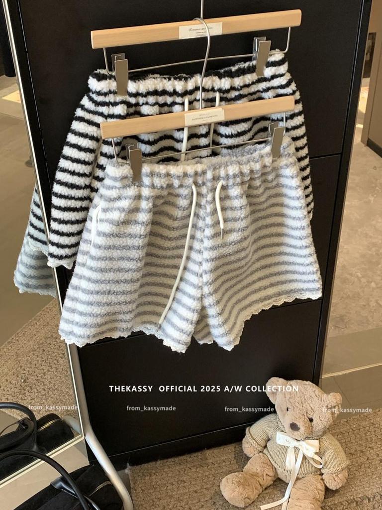 Rosa gestreifte Woll-Wintershorts für Damen mit Spitzenbesatz – hoher Bund, gerades Bein, A-Linien-Schnitt