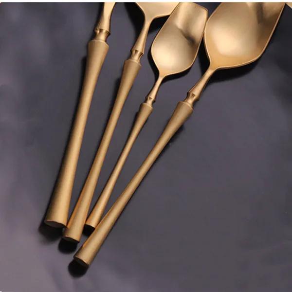 Set de tacâmuri din aur de înaltă calitate.