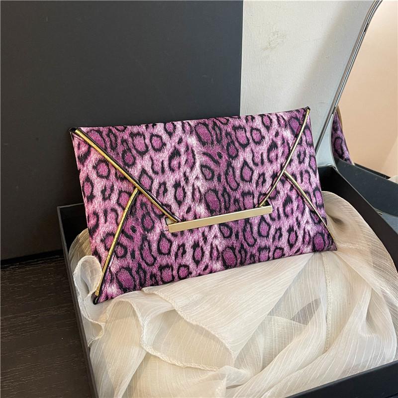 

Женский кошелек с леопардовым принтом, стильный держатель для карт из полиэстера с несколькими отделениями, легкий дизайн для повседневных предметов первой необходимости, клатч
