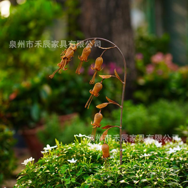 Rustic Metal Flower Garden Stake Outdoor Decorative Iron Art Plant Stake with Hanging Bell Flowers for Lawn Patio Yard
