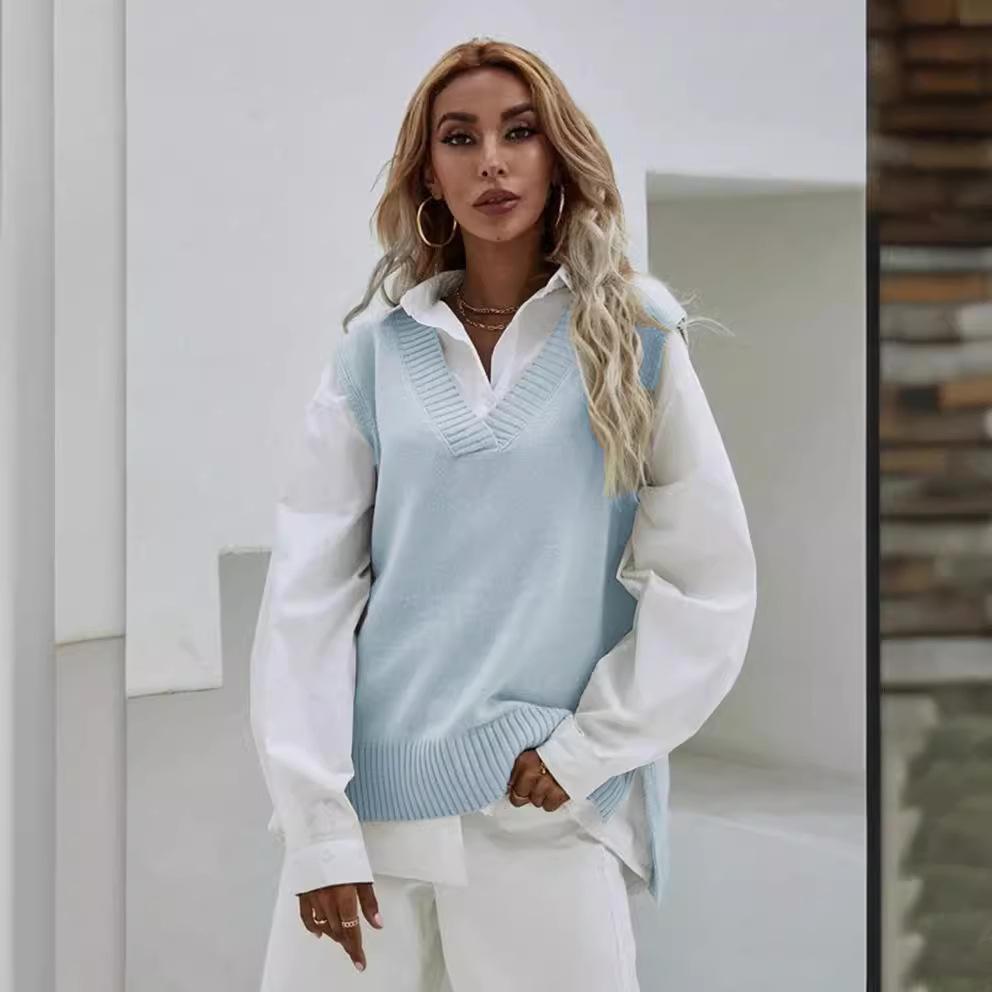 Dámská úzká bezrukávová vesta se svetrovým úpletem s výstřihem do V - Jarní kolekce