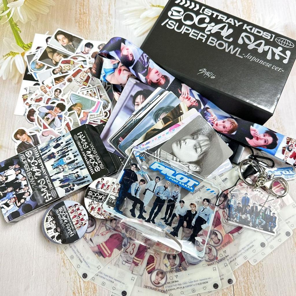 StrayKids karma Dárková sada Stojící figurka Samolepka Mini karta Šňůrka Sada Vánoční dárek DOIT