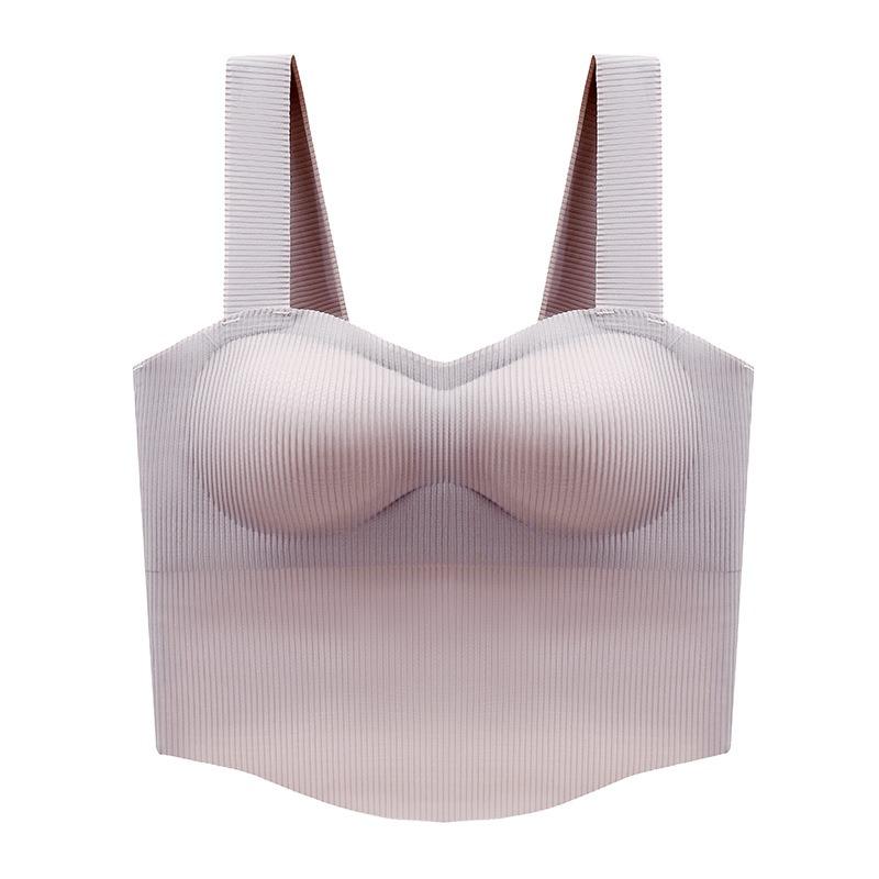 Vestindo uma camisola pequena por fora com um enchimento no peito Terno feminino usando uma camisa de fundo curto por dentro e um sutiã francês apertado