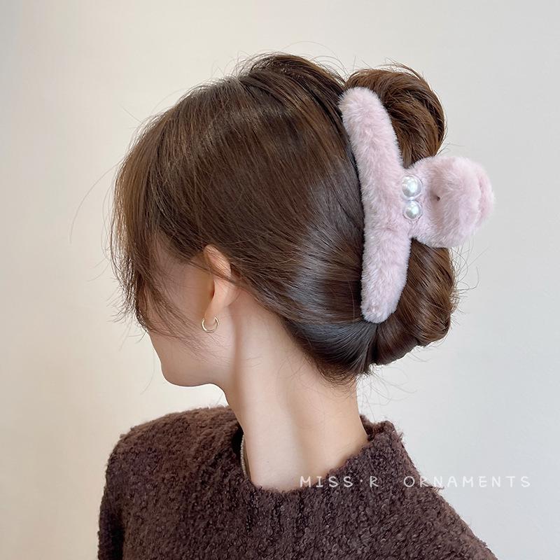 2023 Luxury Pearl Fluffy Claw Clip: Plush Shark Hairpin for Women - Autumn/Winter Collection