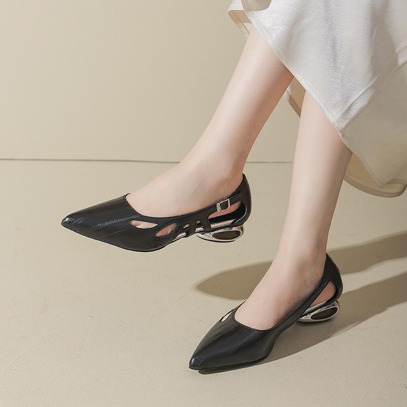 Wear 2025 New Women's Summer Comfortable 100 Hollow Bag Head Retro Style Pointed Sandals French with Thick Heel