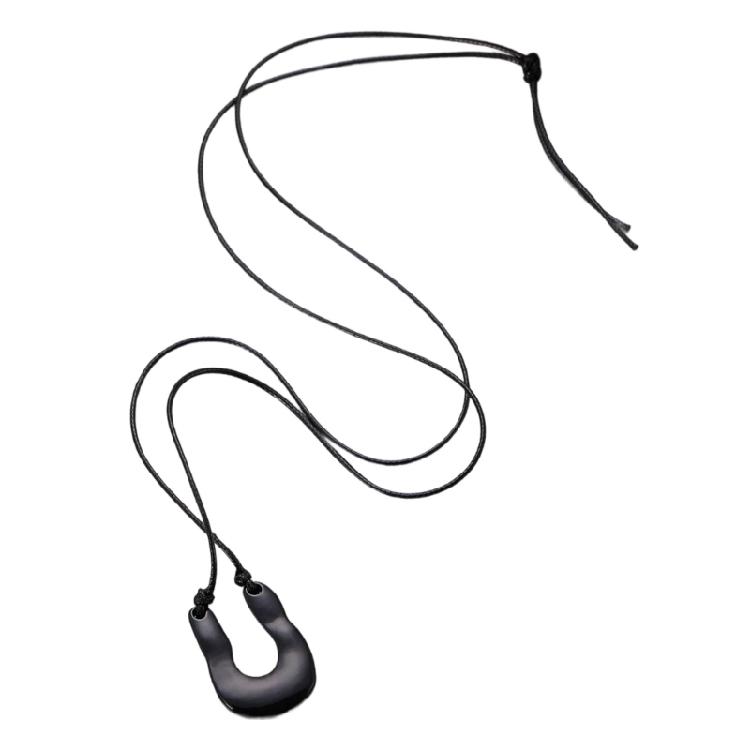 

Fashion Designs U Shaped Leather Necklace Alloy Detailing Adjustable Closure Ideal for Seasonal Wardrobe Styling чорний