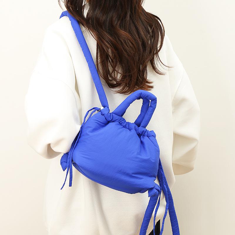 Geantă Crossbody Trendy de Nișă din Puf - Ușoară, Versatilă, Geantă de Mână de Umăr Monocromă pentru Ținută Casual