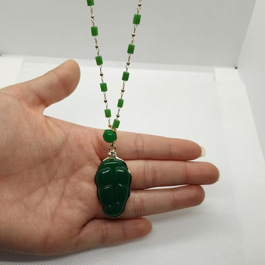 Elegant Green Leaf Pendant Necklace for Women - Simple, Fashionable, and Versatile