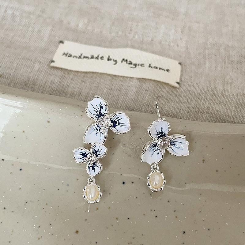 Design Sense Asymmetrical Oil Dripping Flower Fringed Stud Earrings Female Hong Kong Style Retro Light Luxury Elegant Versatile Earrings
