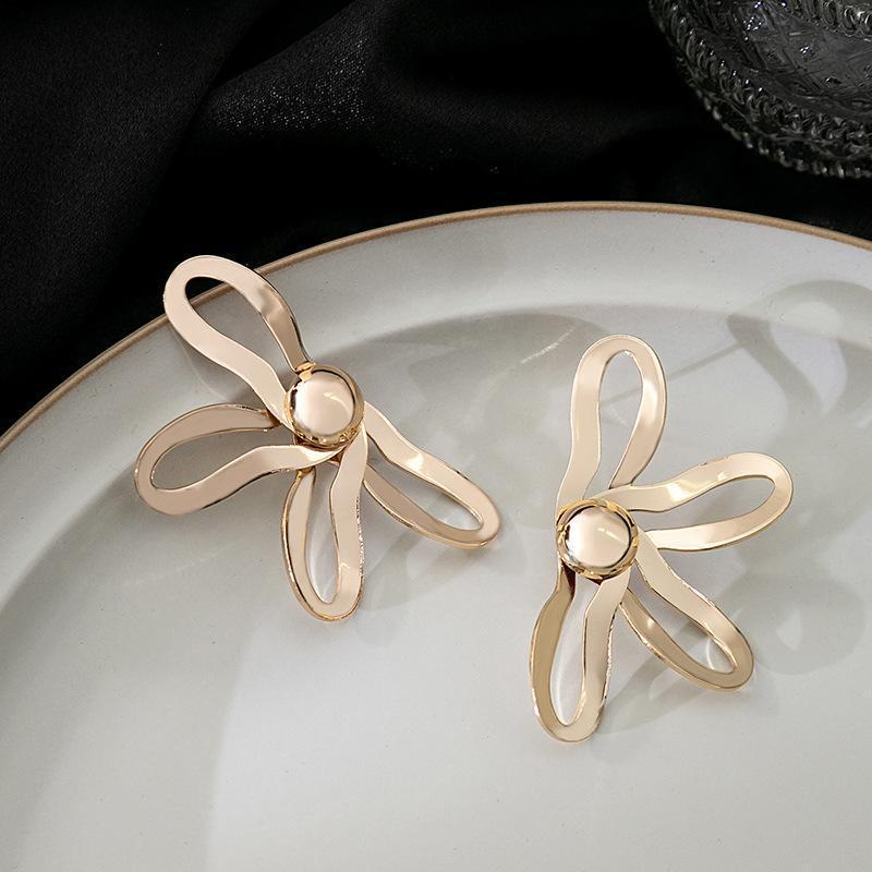 Exaggerated 3D Flower Pearl Earrings: Light Luxury, High-End Metal Style Studs